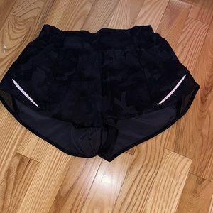 Lululemon Hotty-Hot Low Rise Lined short 2.5 Deep Camo